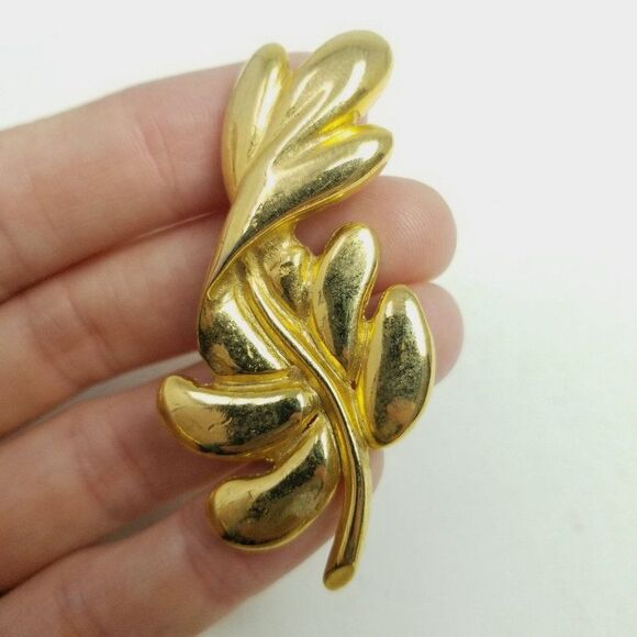 Vintage Gold Tone Leaf Shape Brooch, Retro Modern Style Design, Unisex Pin - Picture 2 of 6
